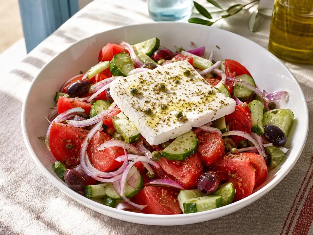 Sallatë Greke Klasike me Domate, Feta dhe Ullinj - recetë tradicionale shqiptare sallatë