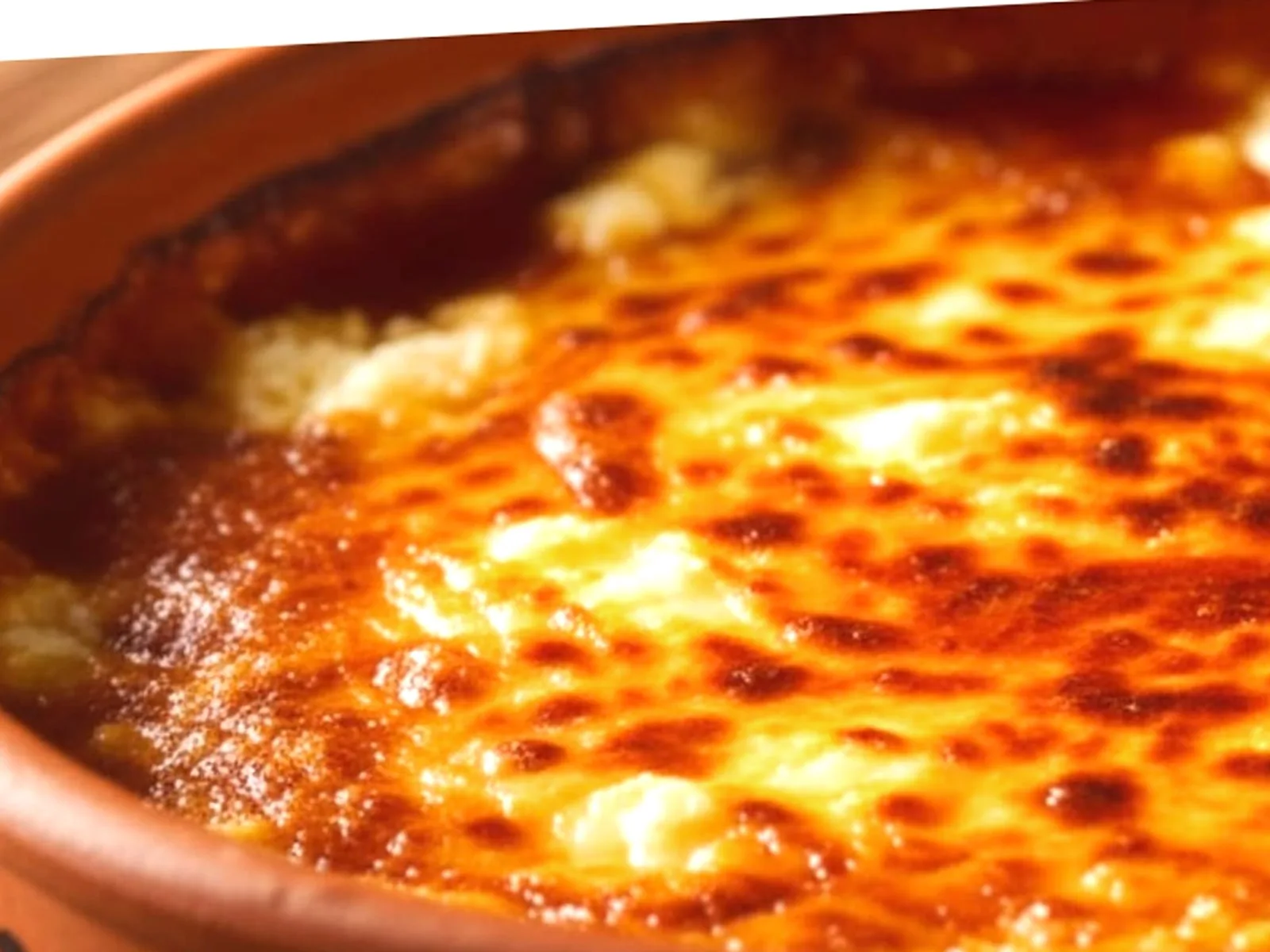 Tavë Dheu – Ku Zjarri i Vjetër Ruhet Nën Petët e Kuzhinës Shqiptare - recetë tradicionale shqiptare tavë nga Shqipëri