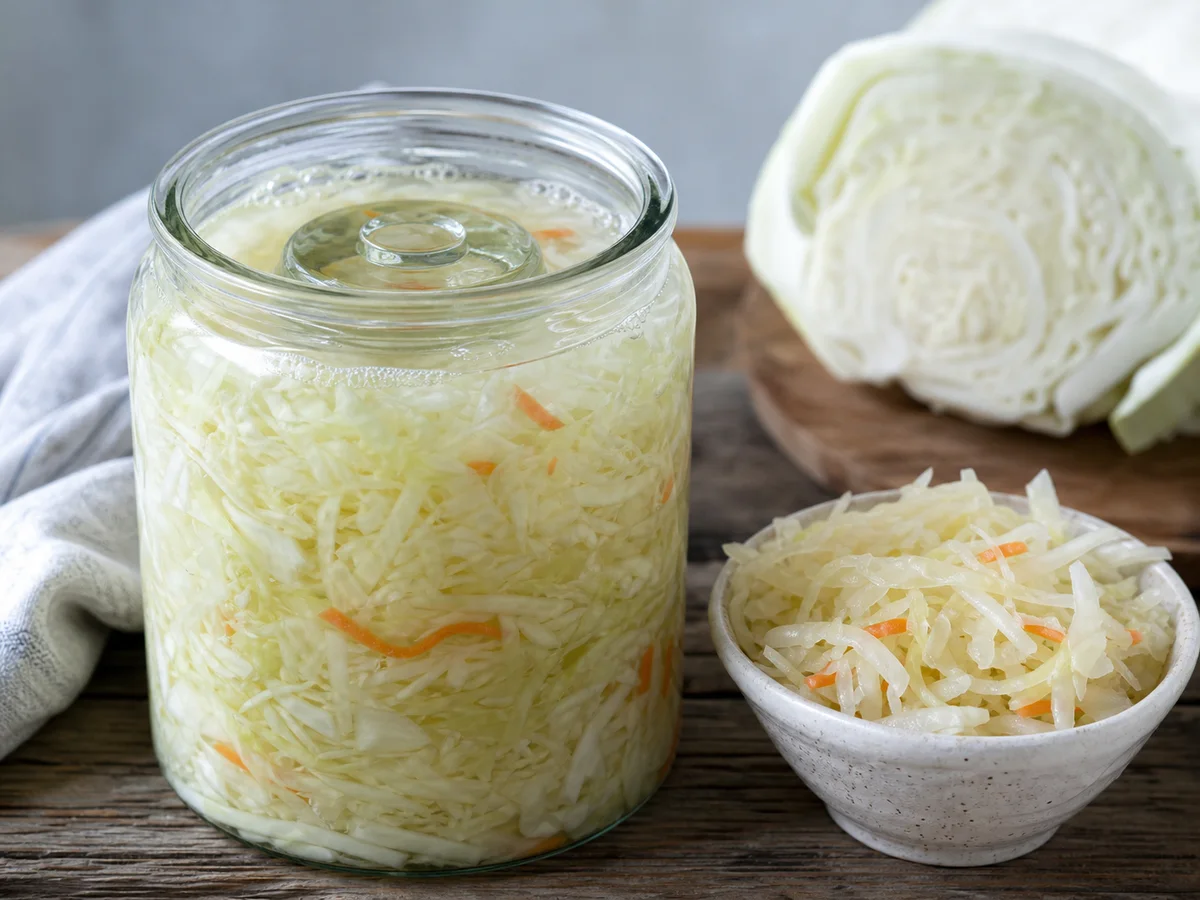 Turshi me Lakër të Bardhë në Shëllirë - recetë tradicionale shqiptare salca & turshi nga Shkodër